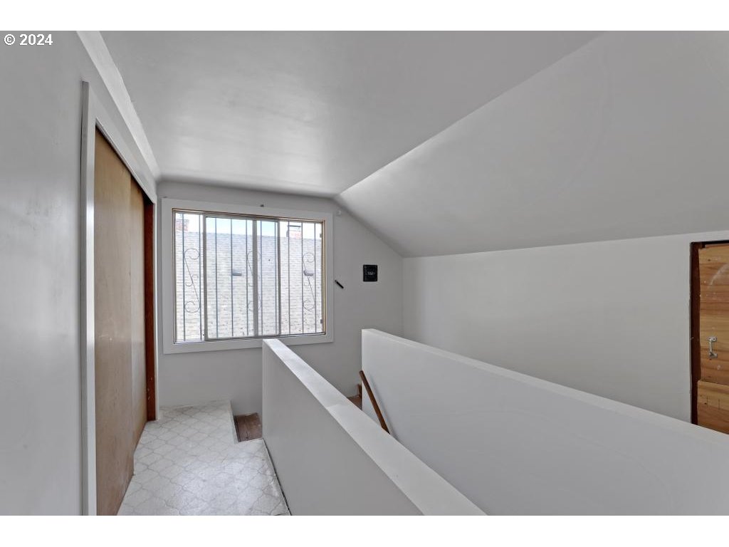 3233 SE CARUTHERS ST