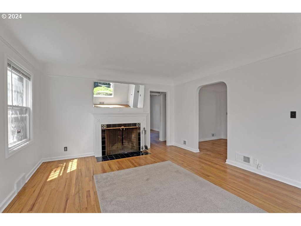 3233 SE CARUTHERS ST