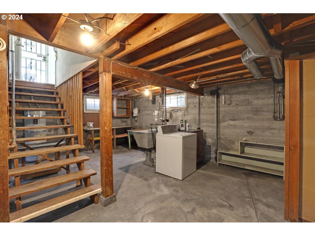 3233 SE CARUTHERS ST