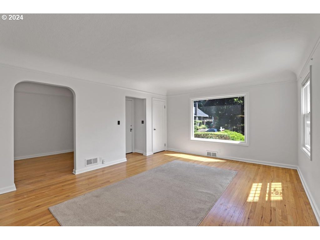 3233 SE CARUTHERS ST