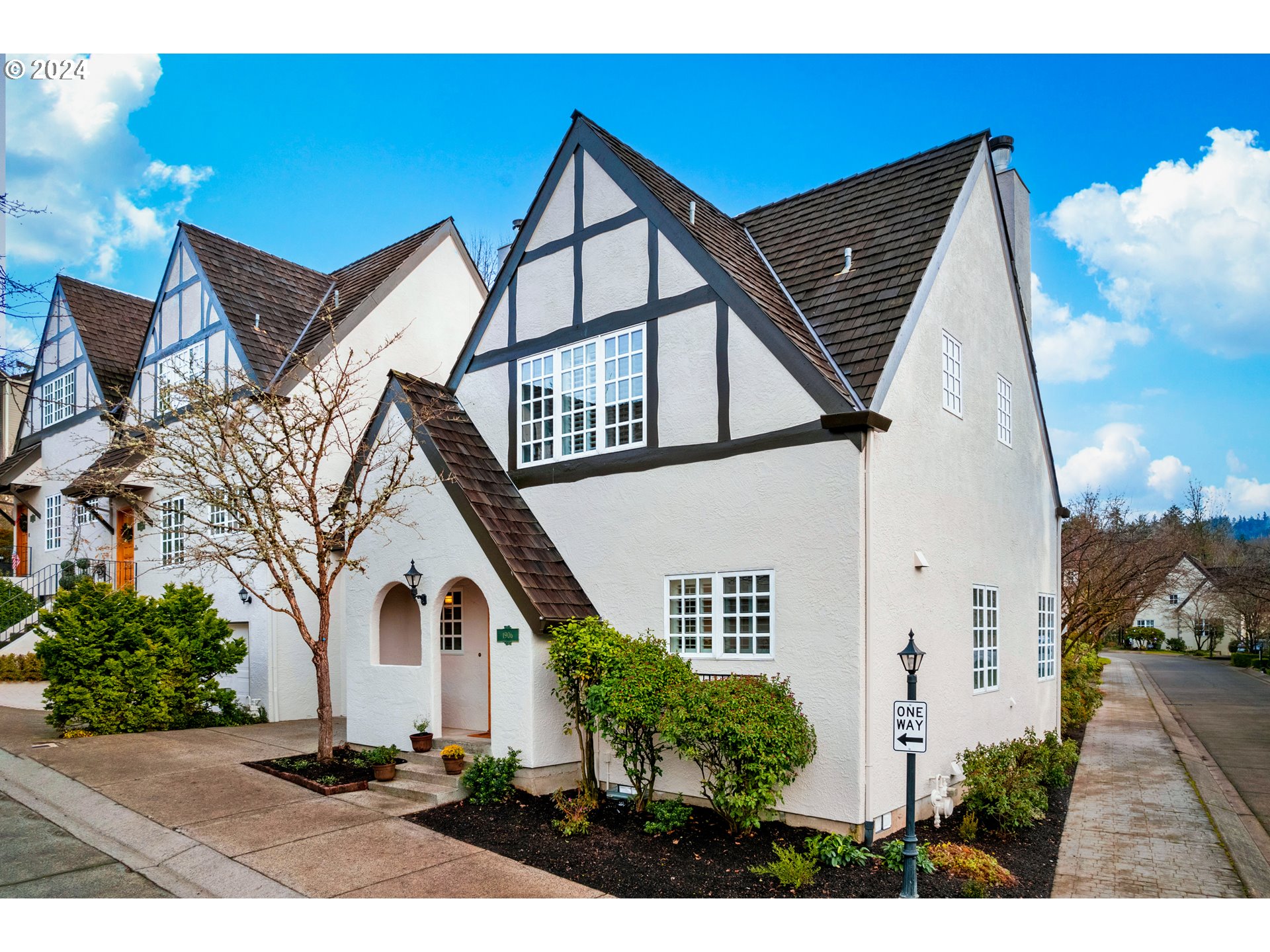 1906 NW YORKSHIRE LN