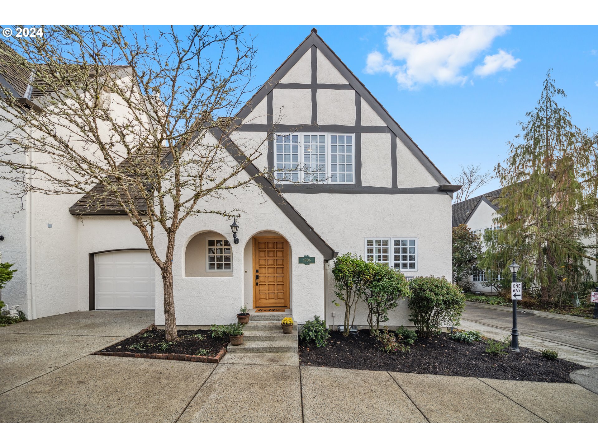 1906 NW YORKSHIRE LN