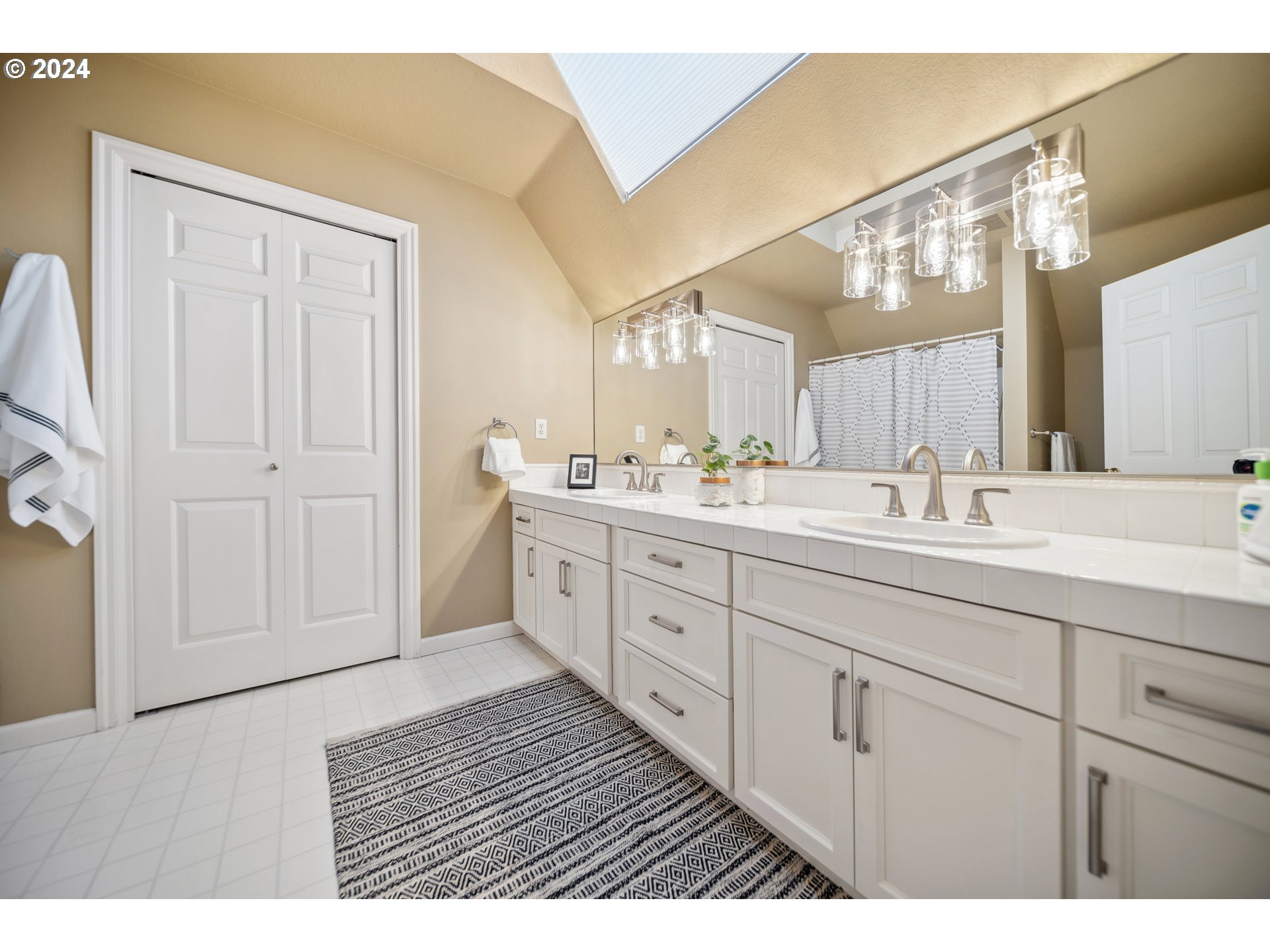 1906 NW YORKSHIRE LN