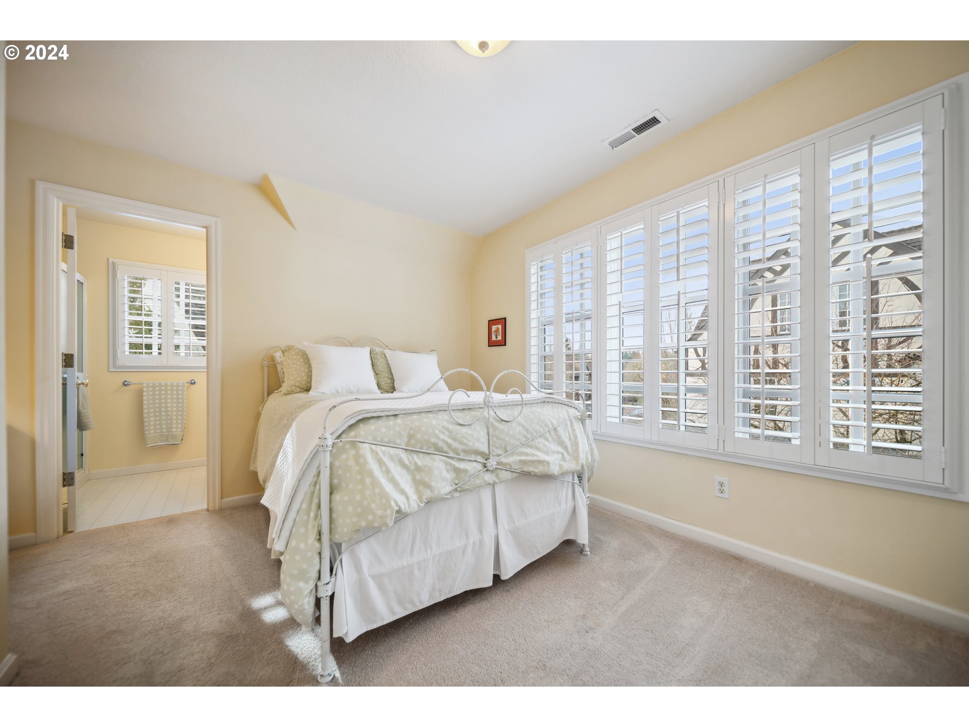 1906 NW YORKSHIRE LN