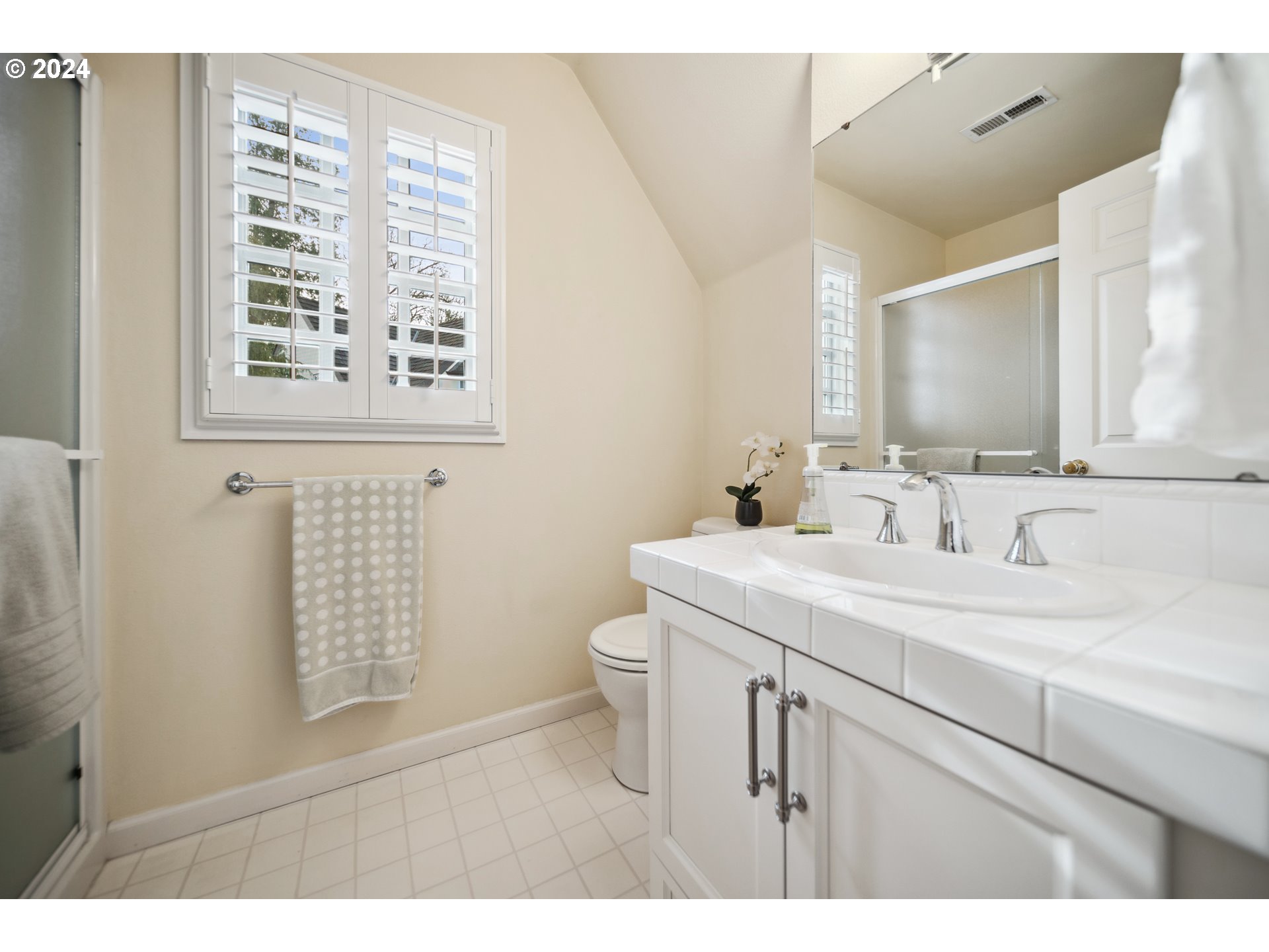 1906 NW YORKSHIRE LN