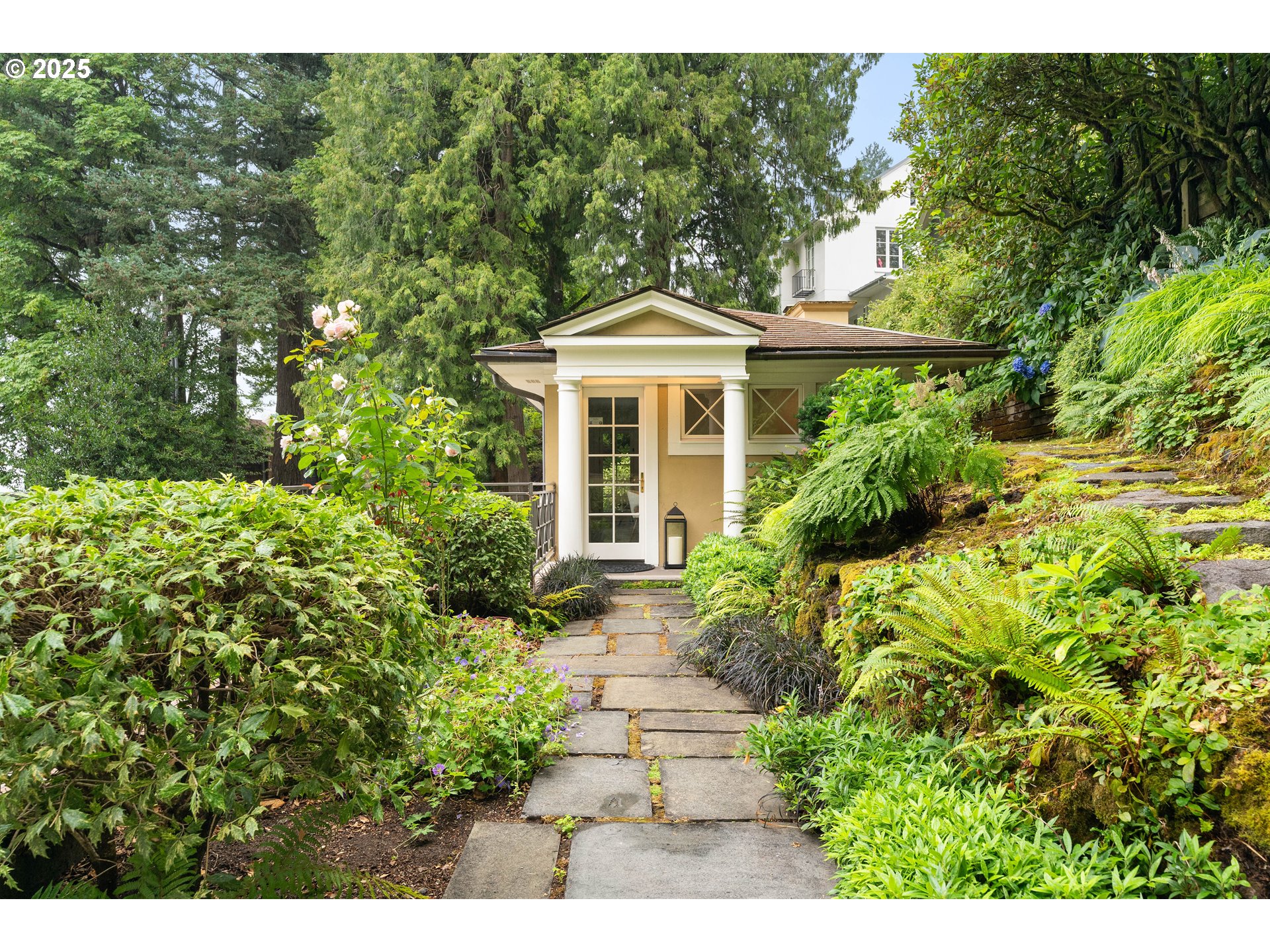 2525 SW HILLCREST DR