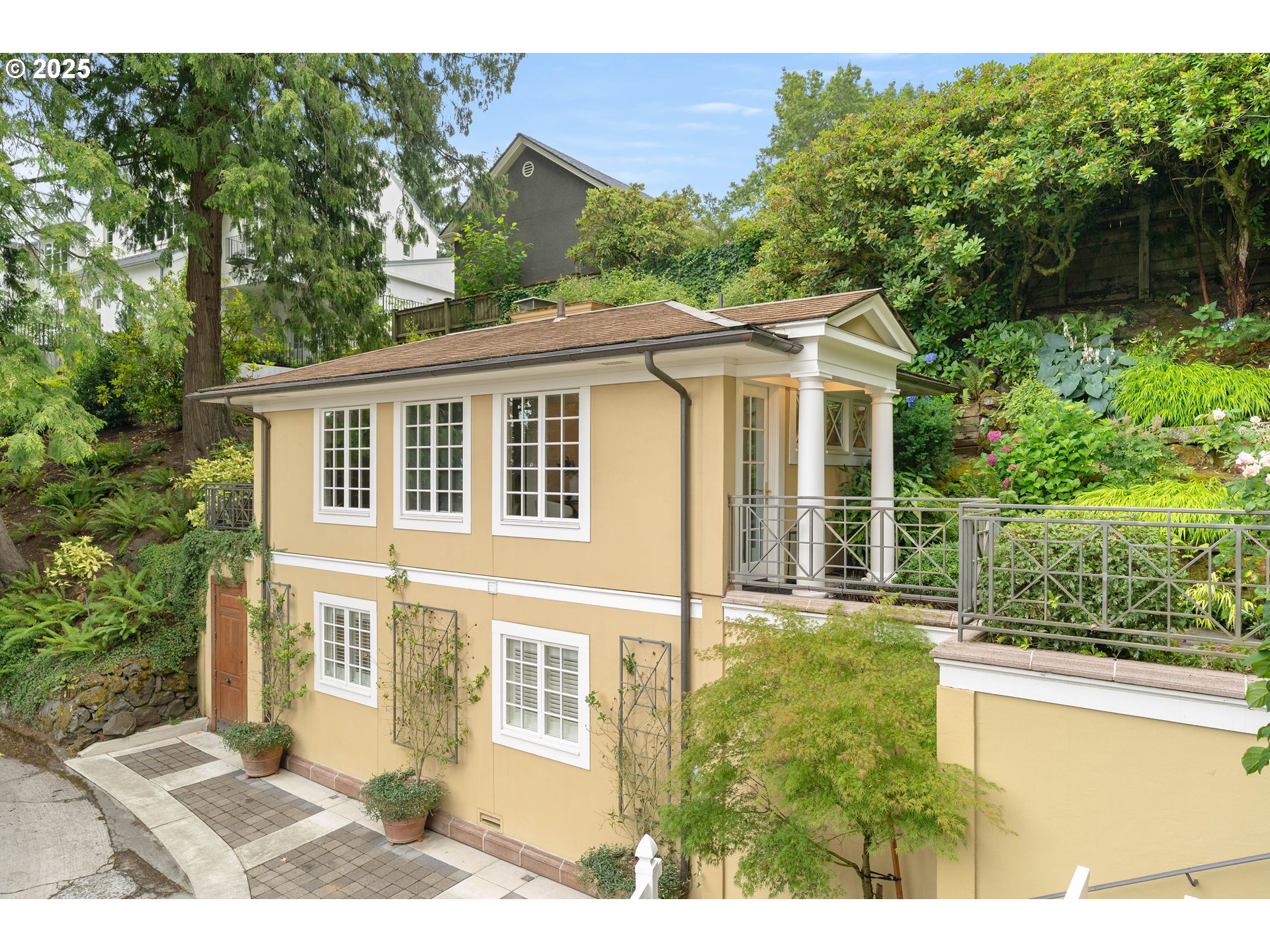 2525 SW HILLCREST DR