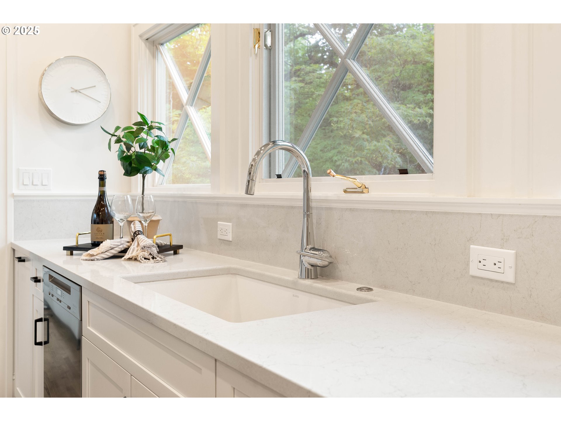 2525 SW HILLCREST DR