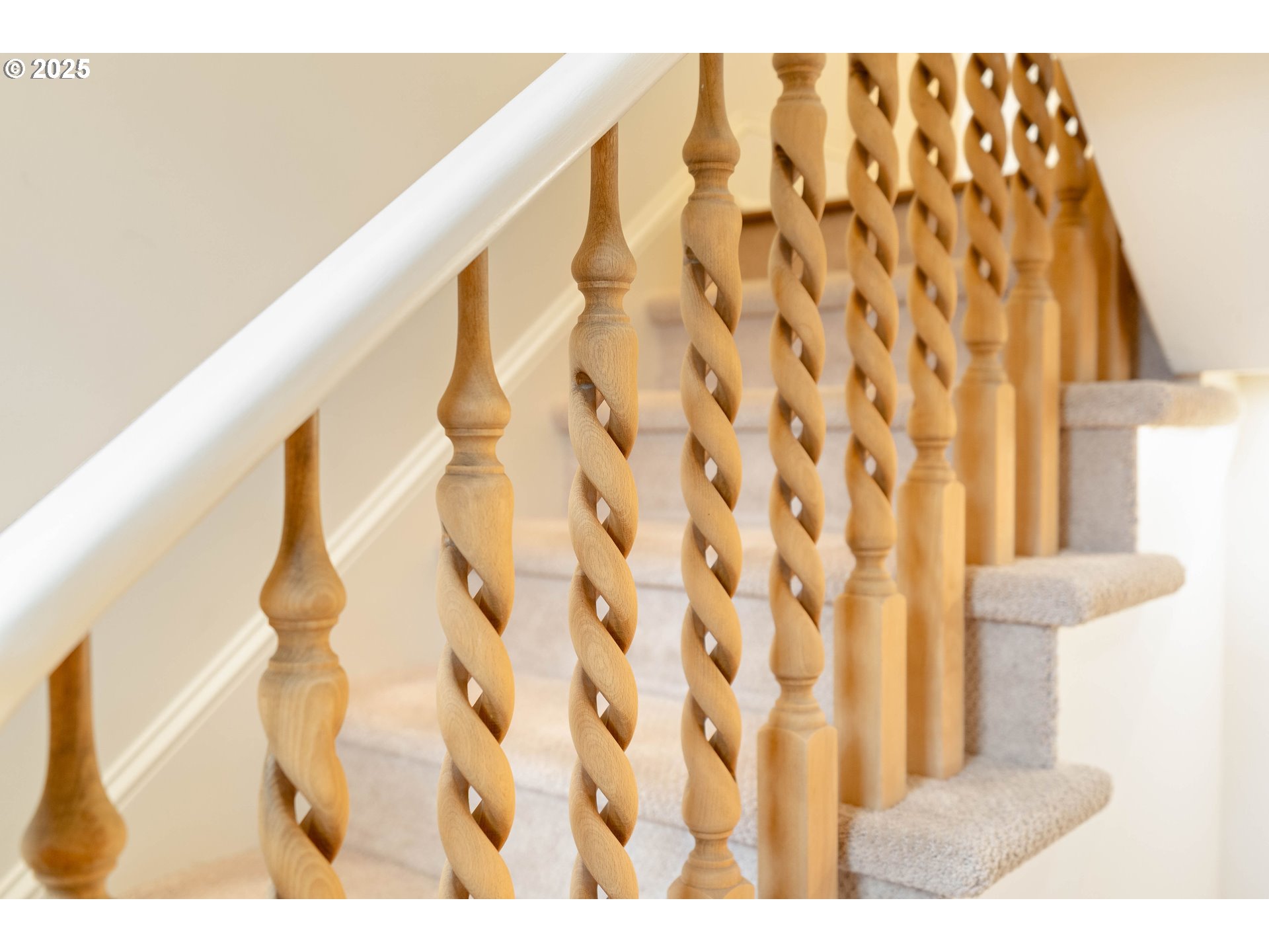 2525 SW HILLCREST DR