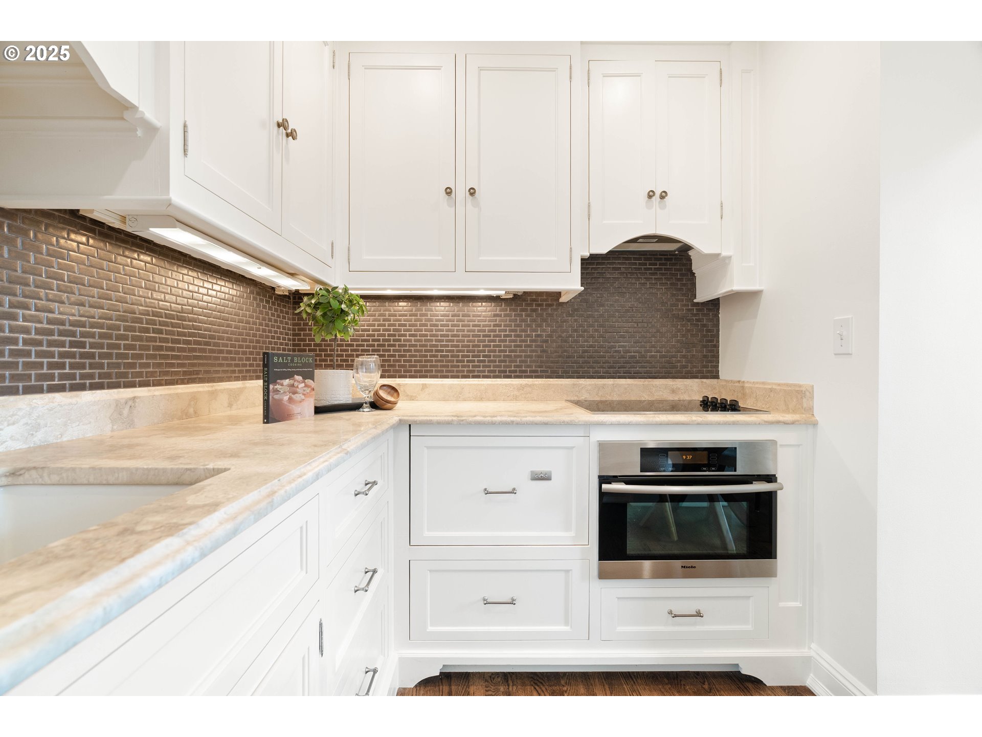 2525 SW HILLCREST DR