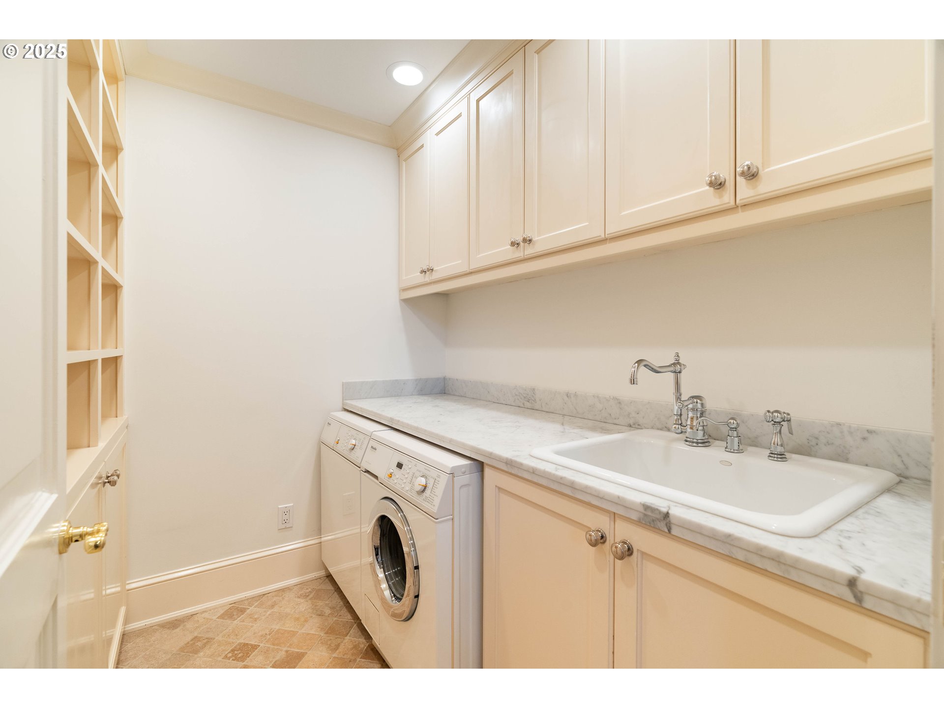 2525 SW HILLCREST DR