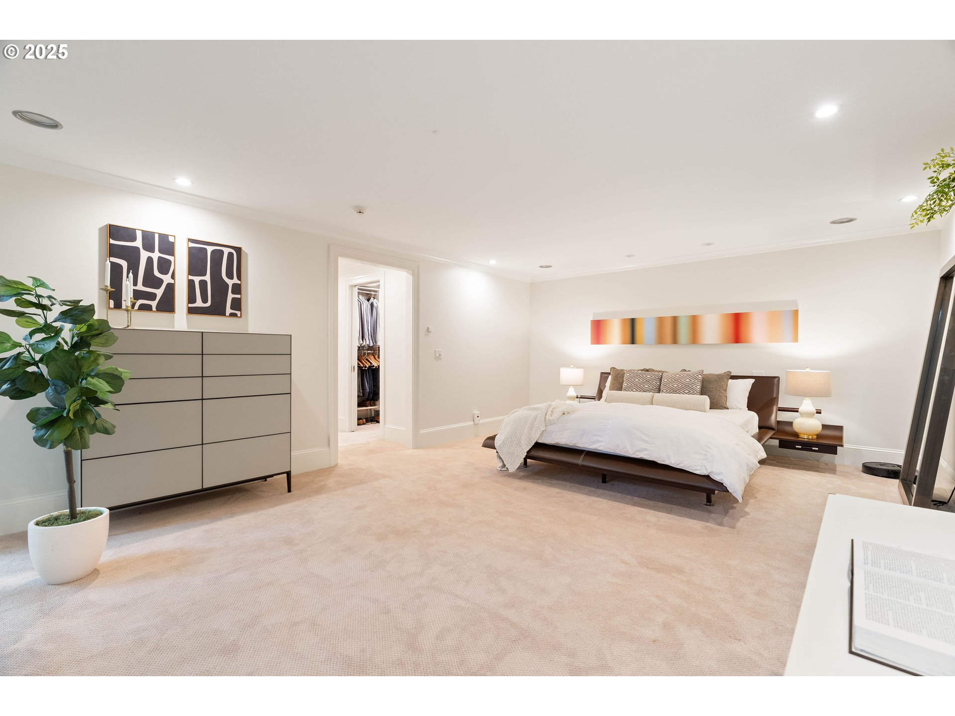 2525 SW HILLCREST DR