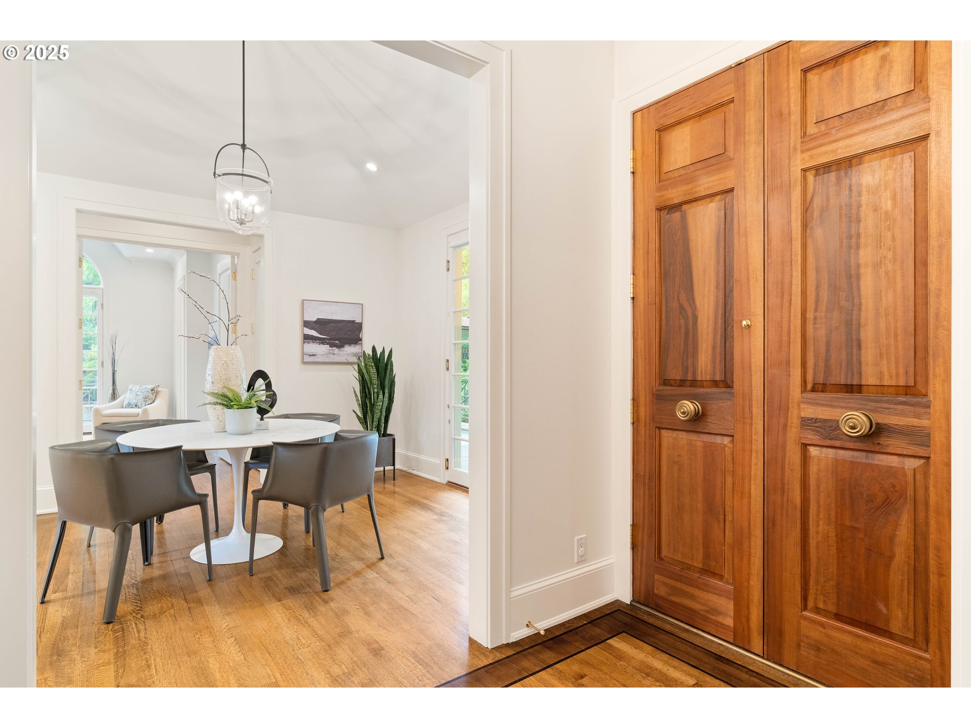 2525 SW HILLCREST DR