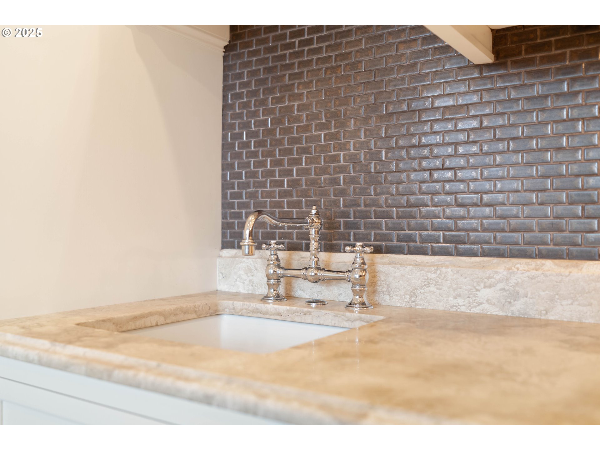 2525 SW HILLCREST DR