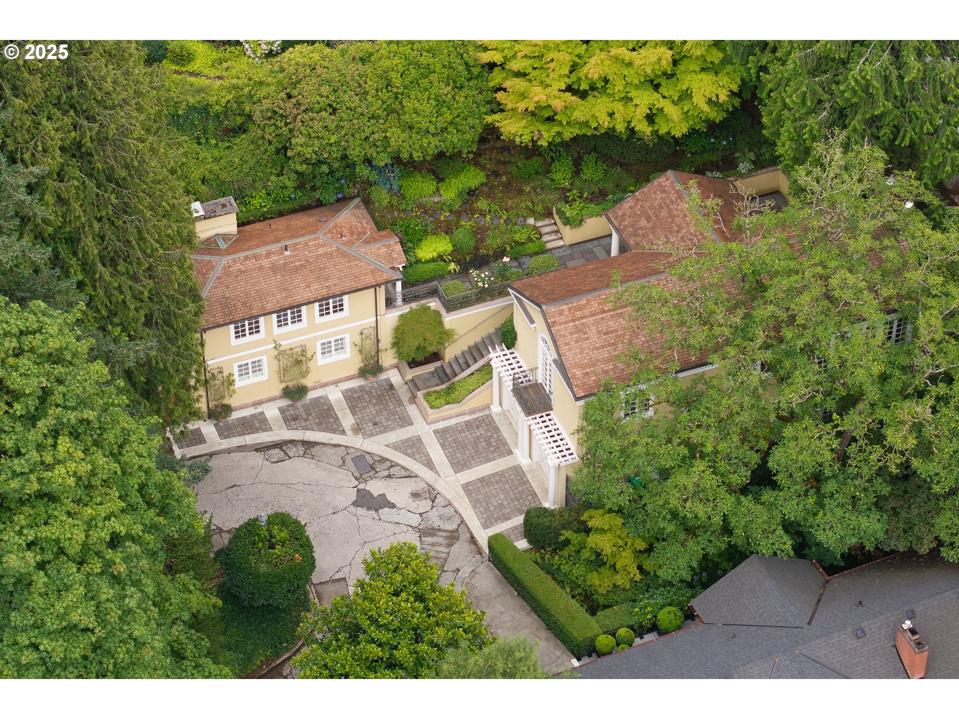 2525 SW HILLCREST DR