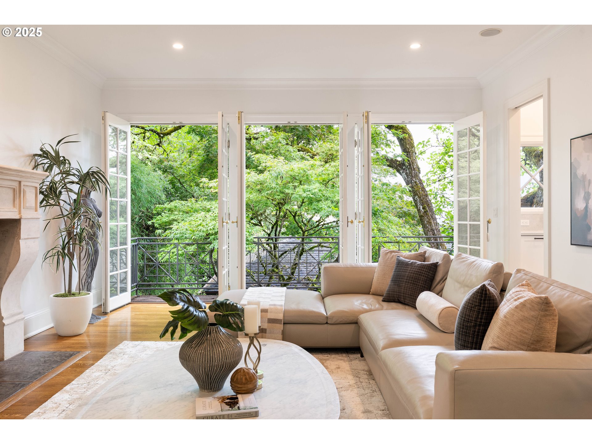 2525 SW HILLCREST DR