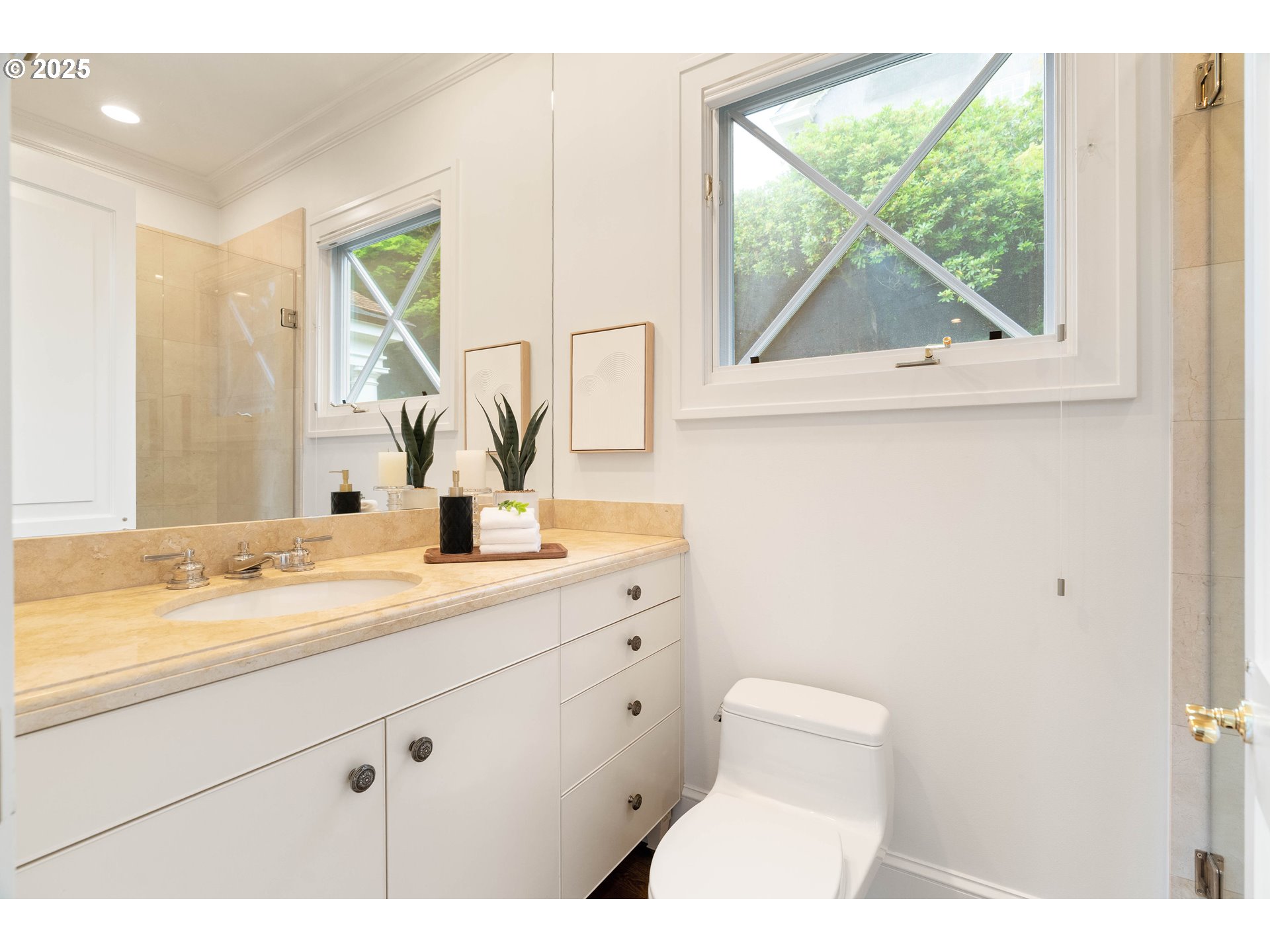 2525 SW HILLCREST DR