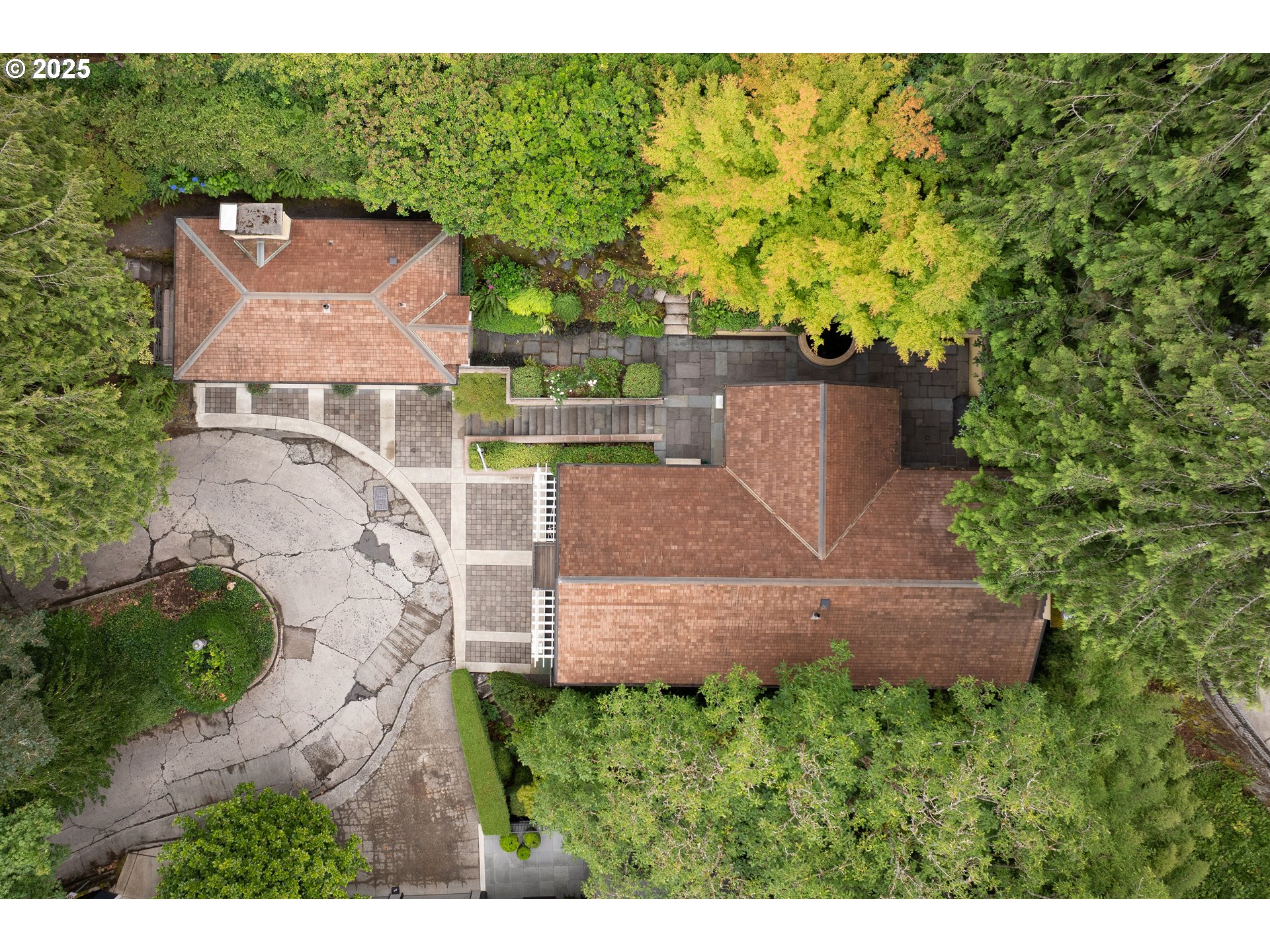 2525 SW HILLCREST DR