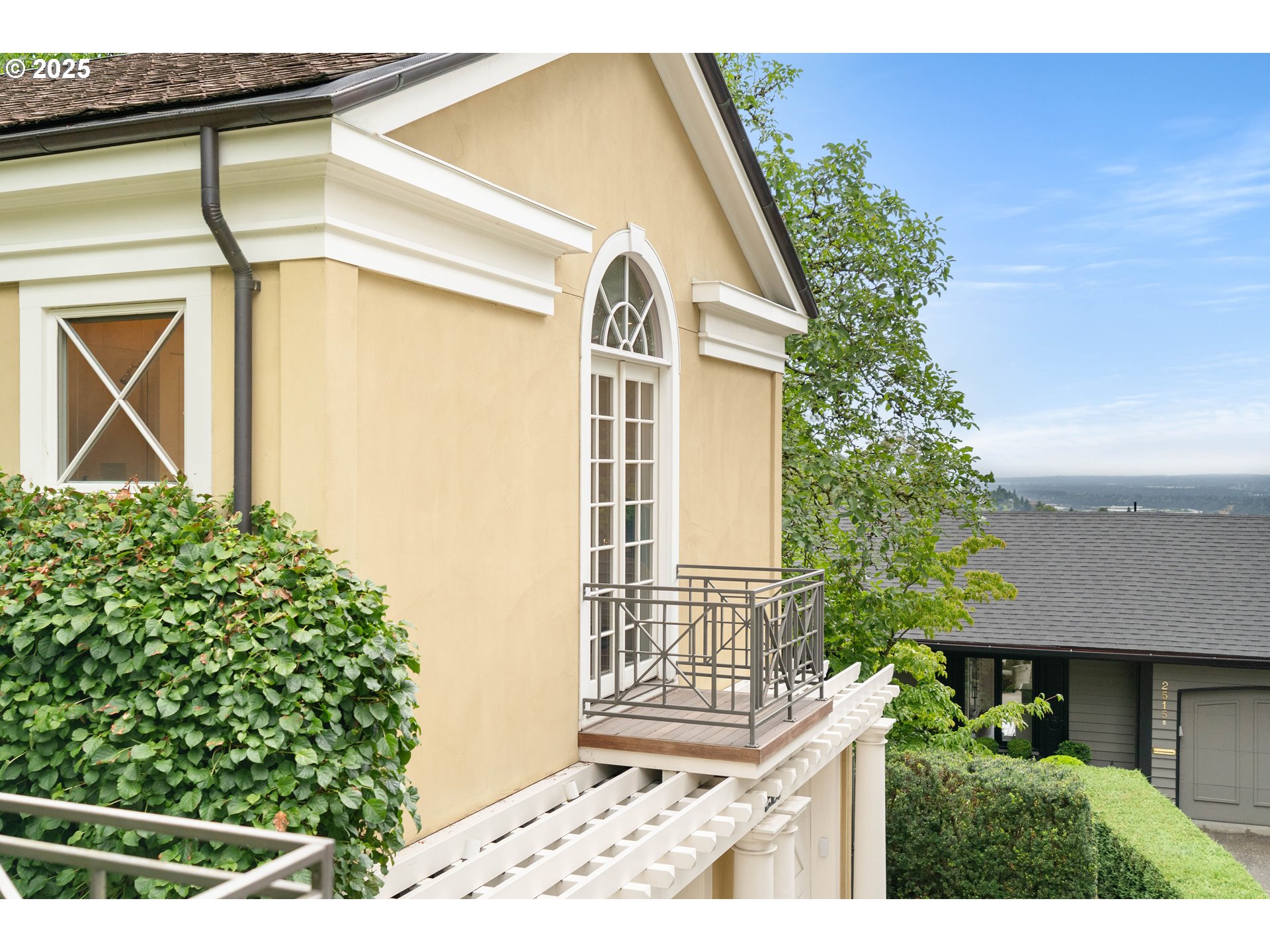 2525 SW HILLCREST DR