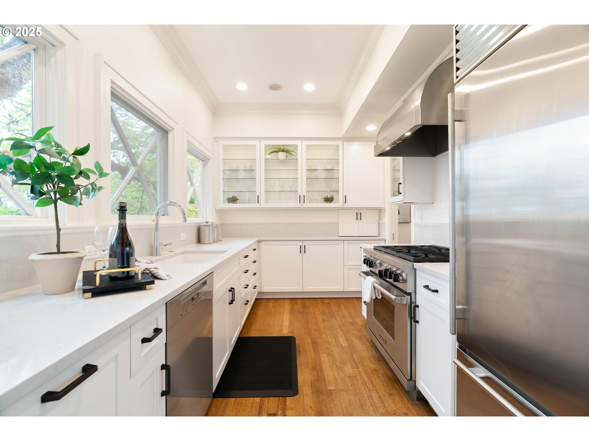 2525 SW HILLCREST DR