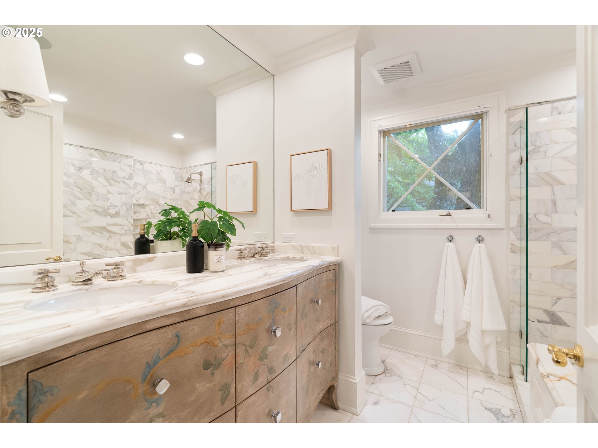 2525 SW HILLCREST DR