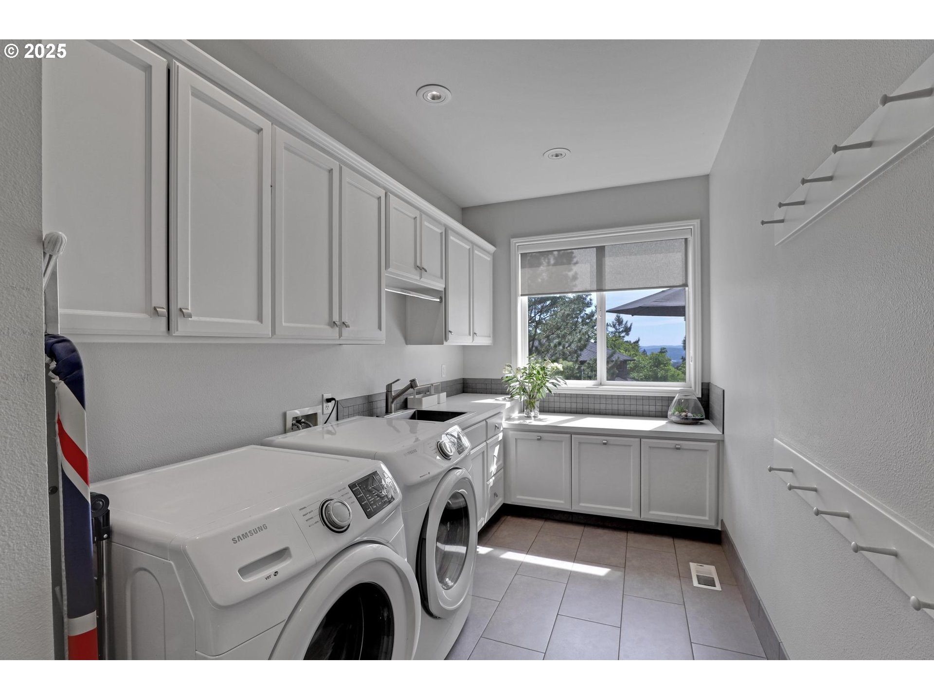 1811 NW ROSEFINCH LN