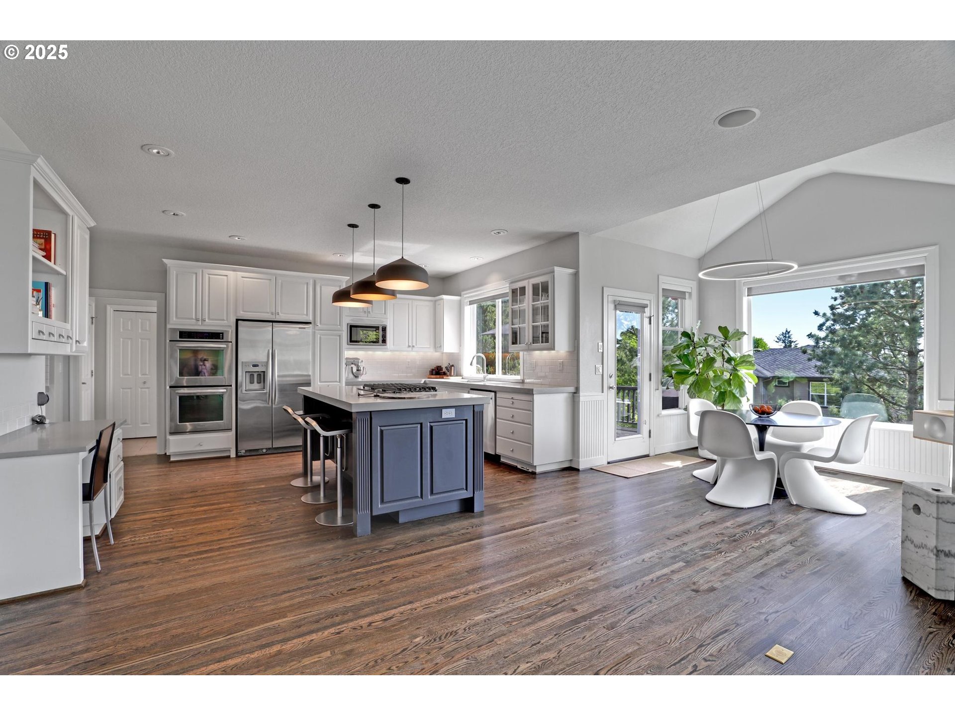 1811 NW ROSEFINCH LN