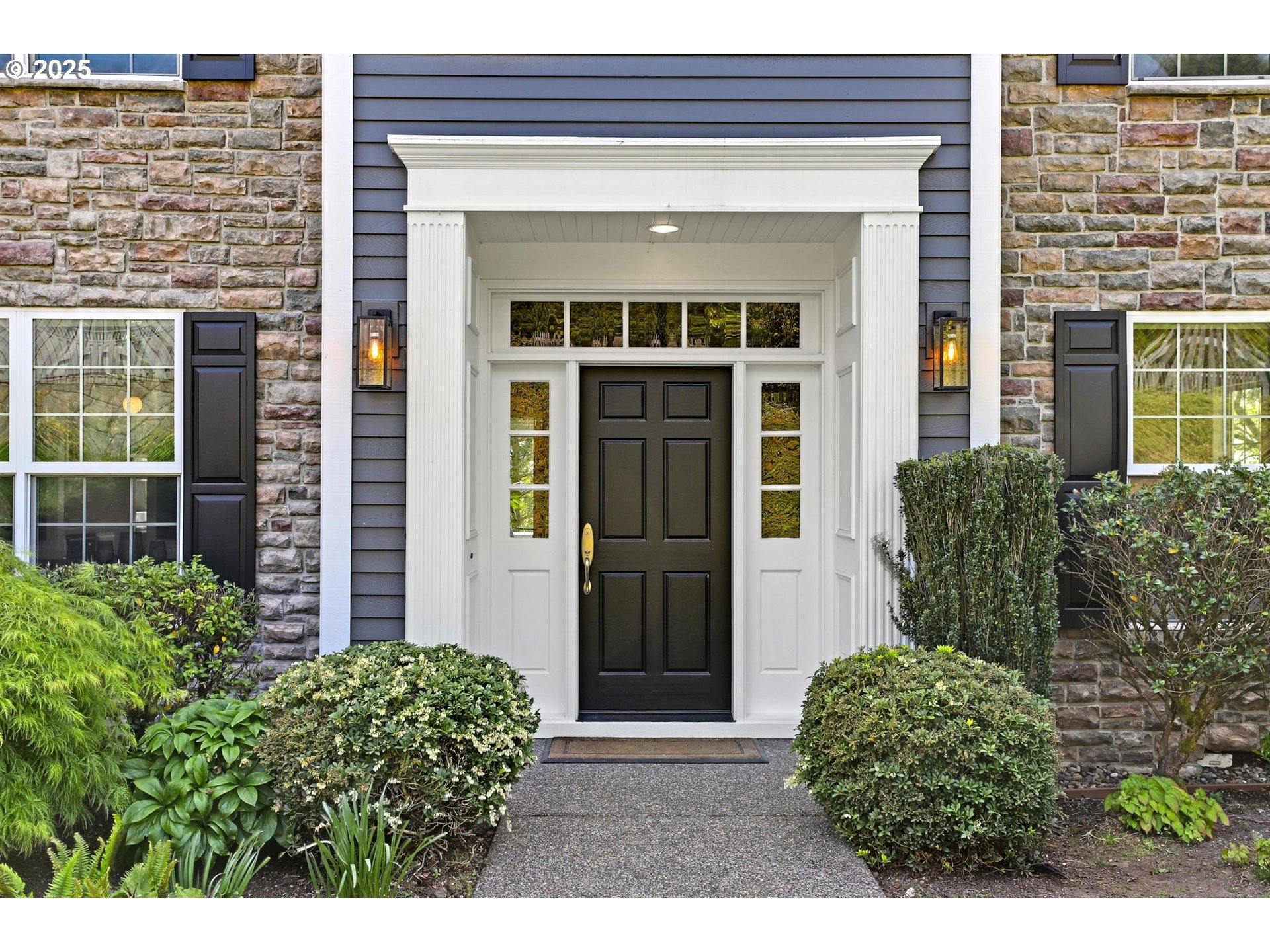 1811 NW ROSEFINCH LN