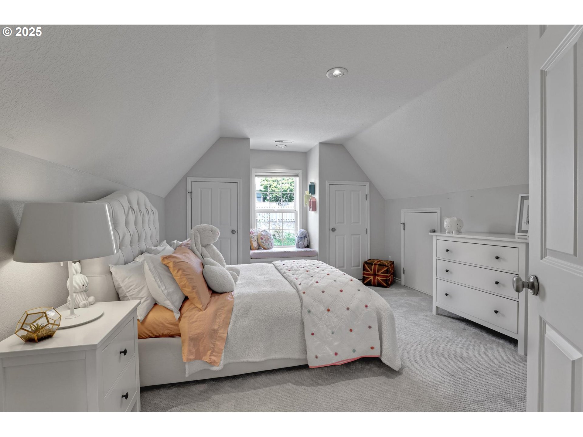 1811 NW ROSEFINCH LN