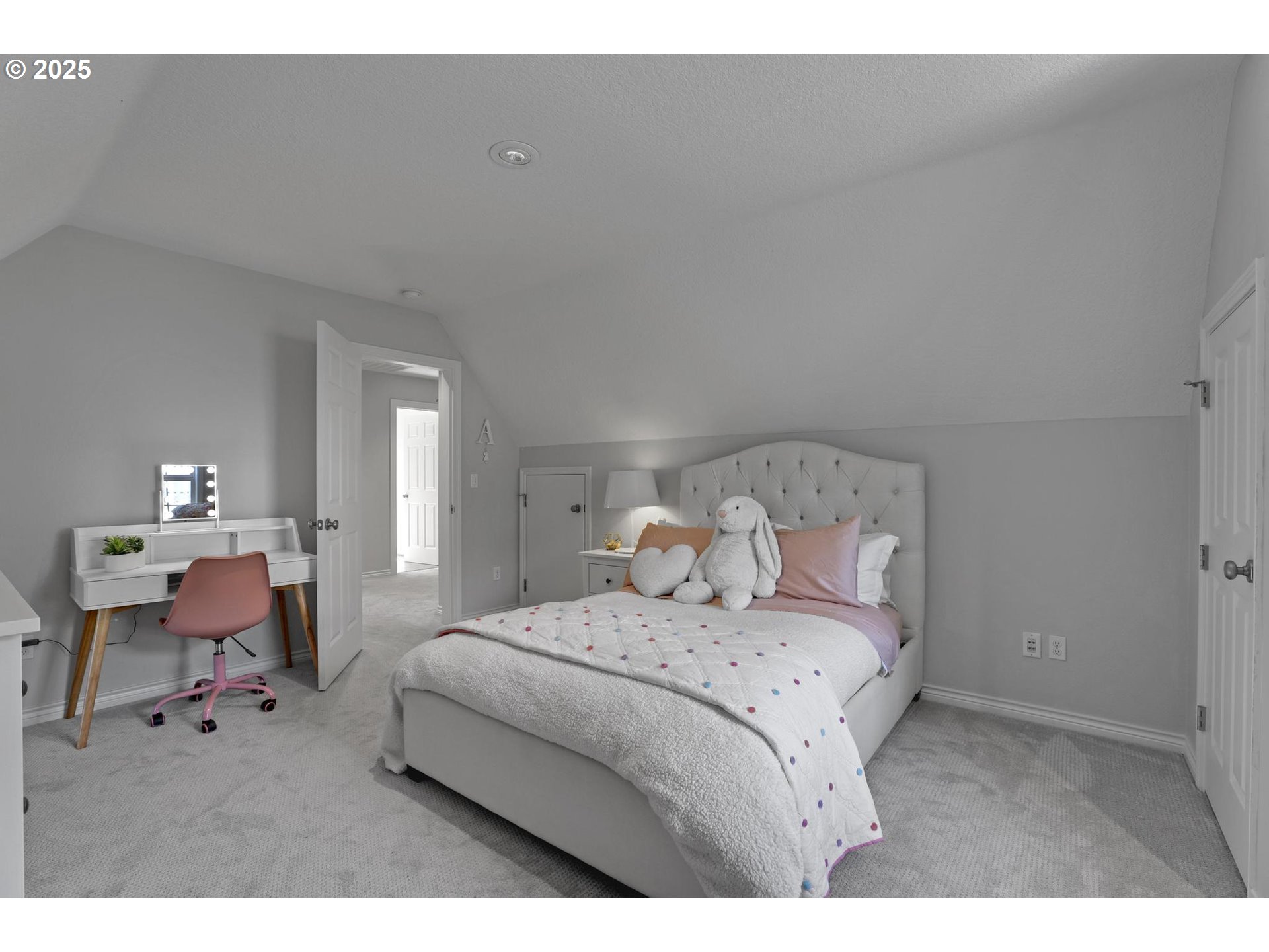 1811 NW ROSEFINCH LN