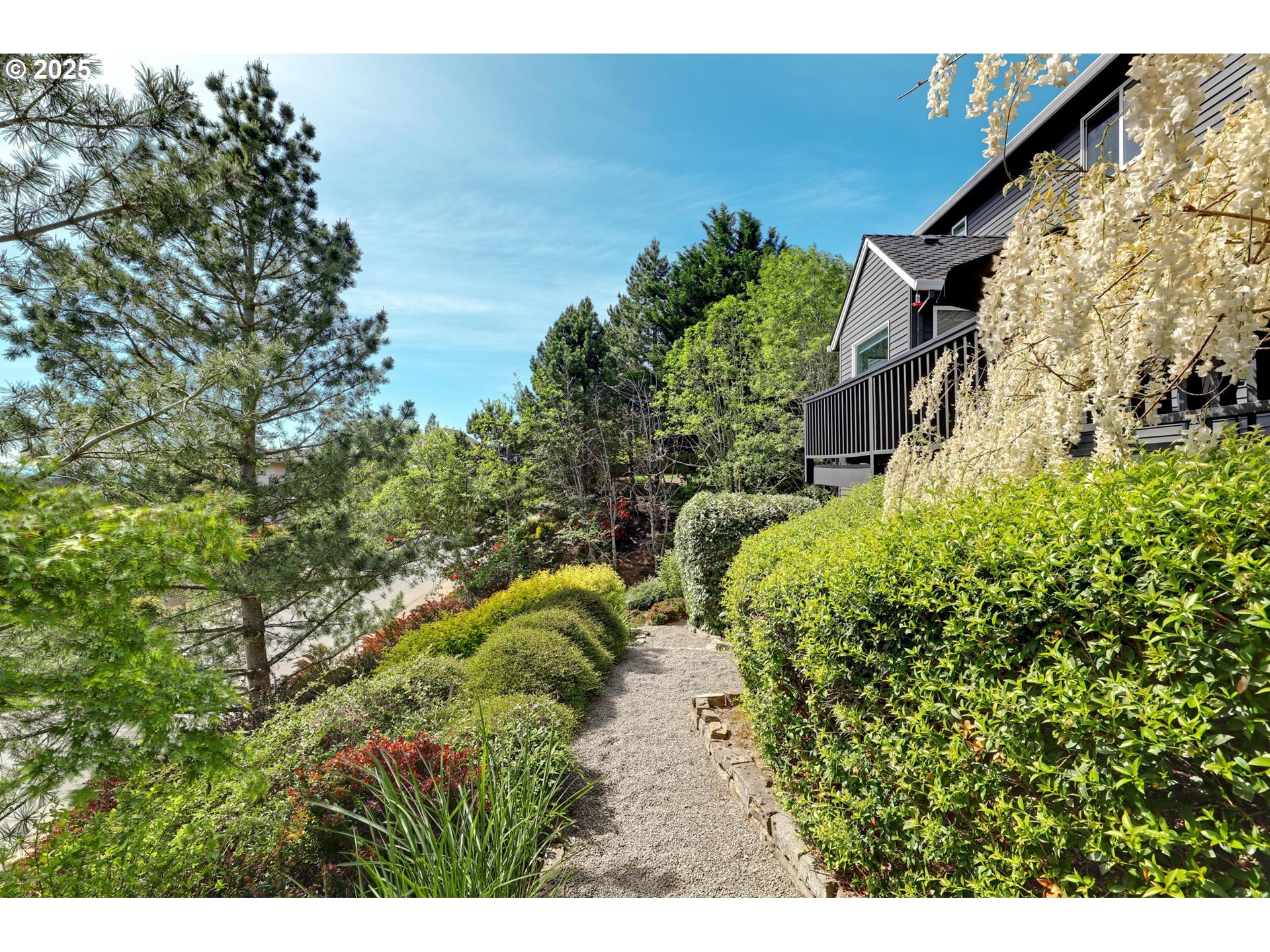 1811 NW ROSEFINCH LN