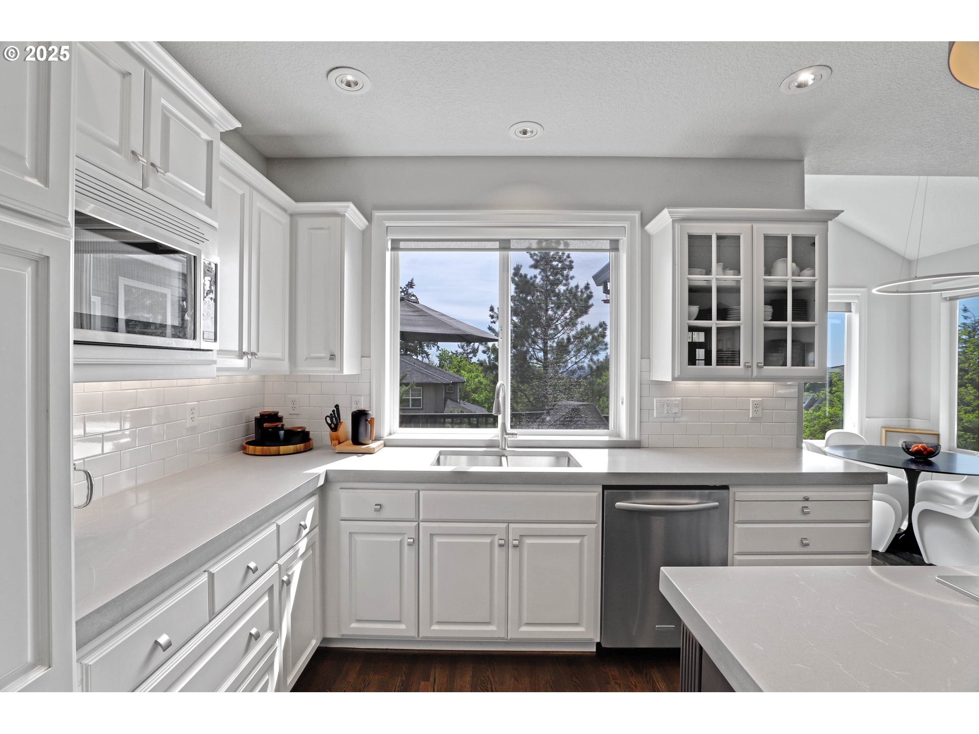 1811 NW ROSEFINCH LN