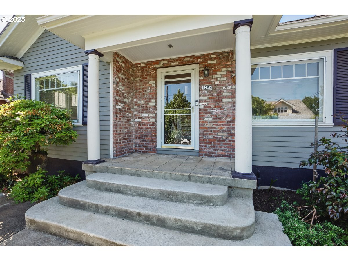 1902 N TERRY ST
