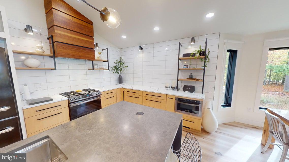 700 SIX SHILLINGS ROAD