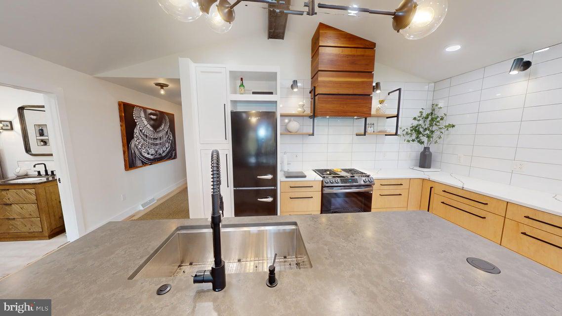 700 SIX SHILLINGS ROAD