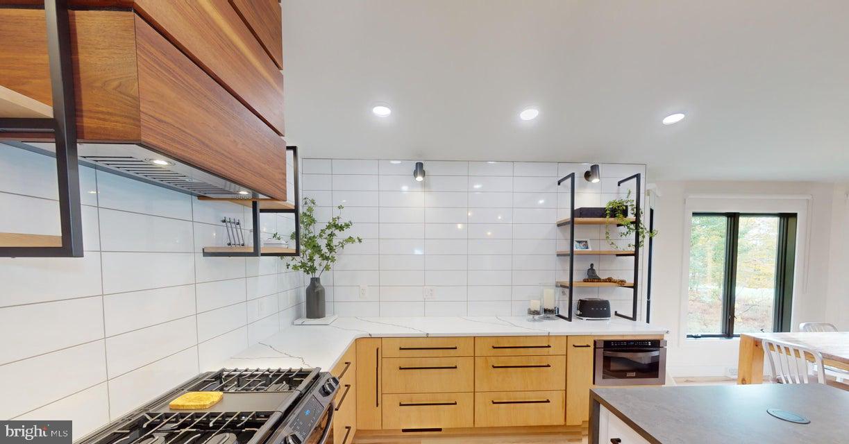 700 SIX SHILLINGS ROAD