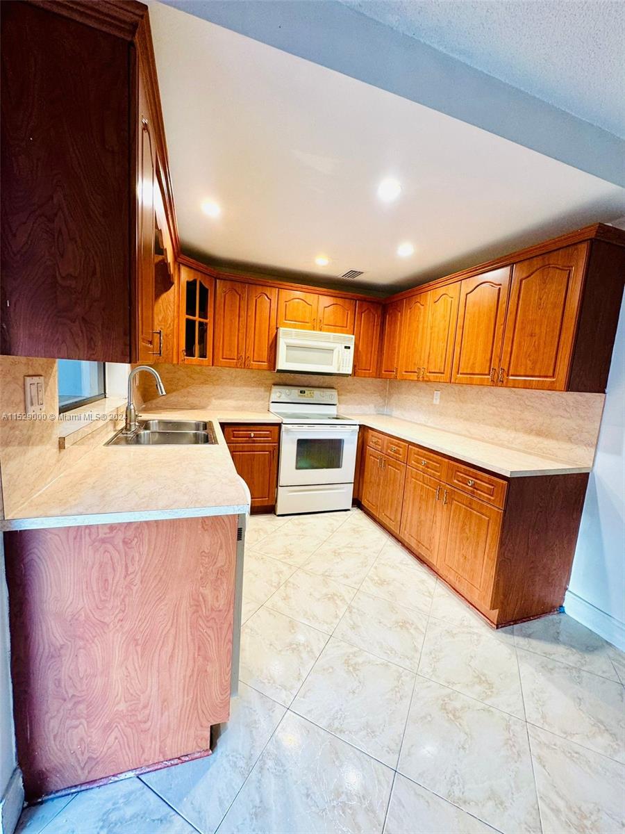600 NW 98th Ct Unit: 600