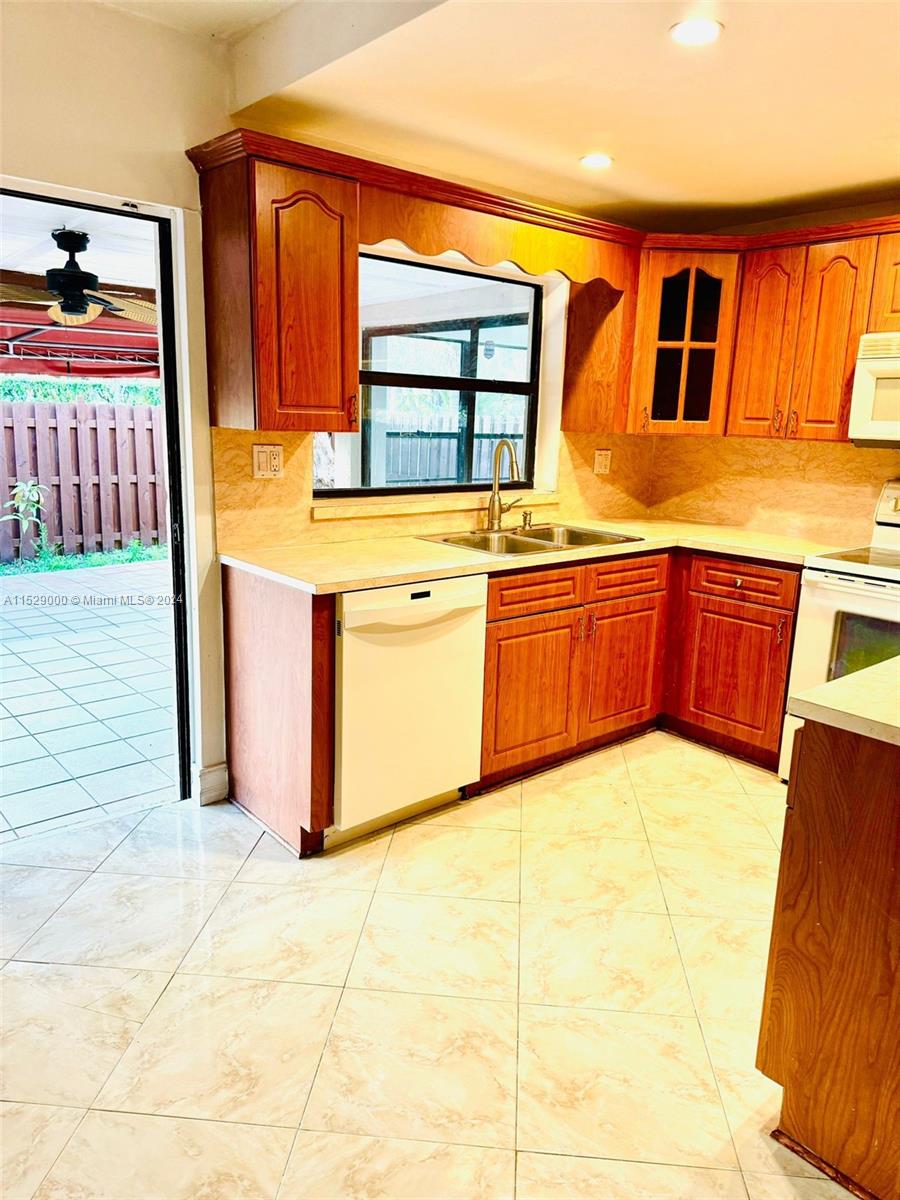 600 NW 98th Ct Unit: 600