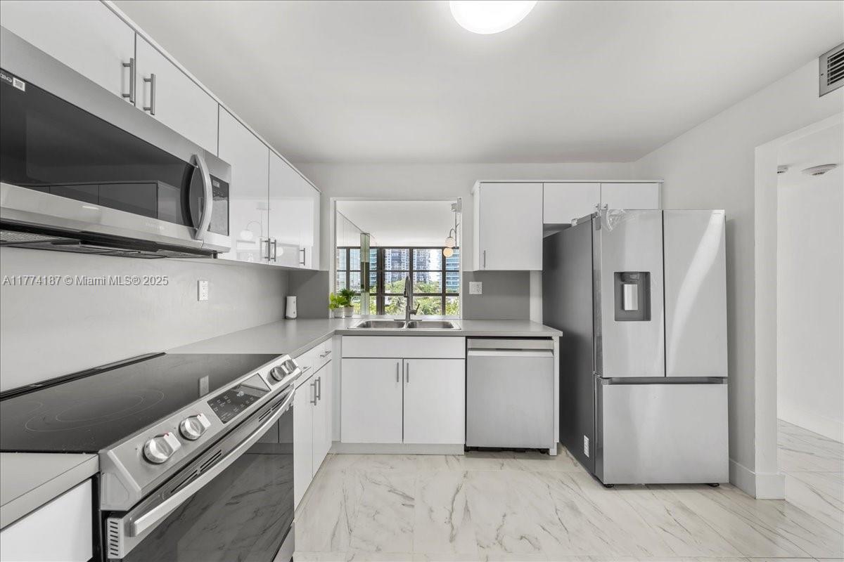 1925 Brickell Ave # D610