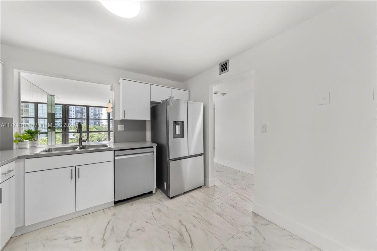 1925 Brickell Ave # D610