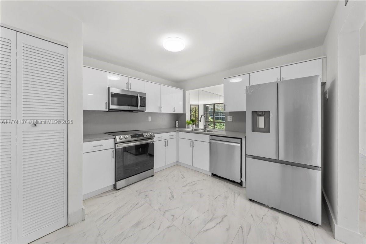 1925 Brickell Ave # D610
