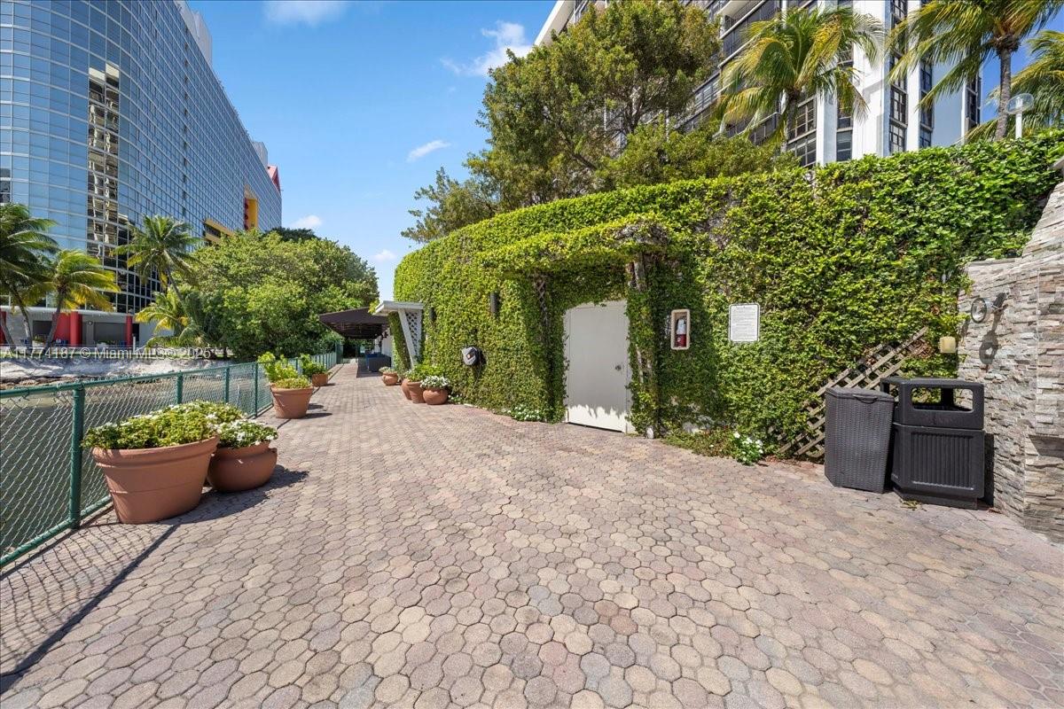 1925 Brickell Ave # D610