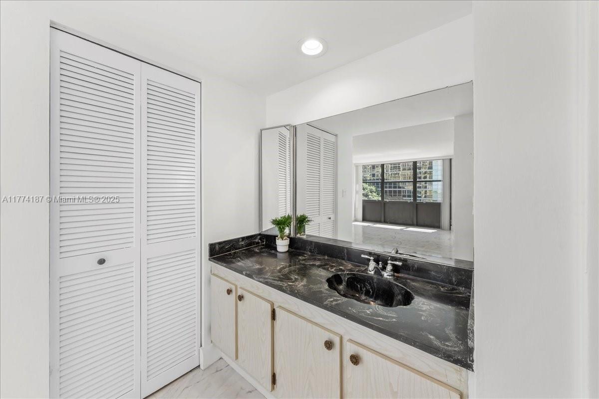 1925 Brickell Ave # D610