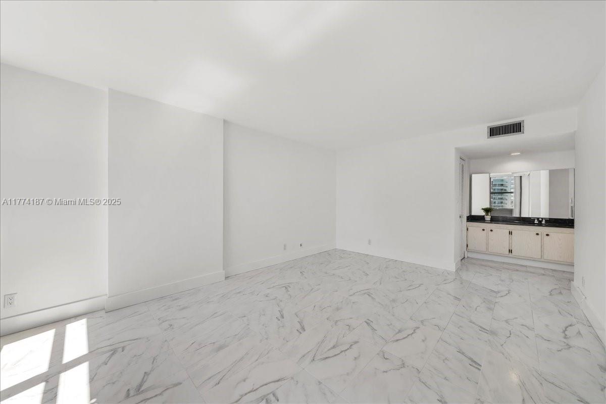 1925 Brickell Ave # D610