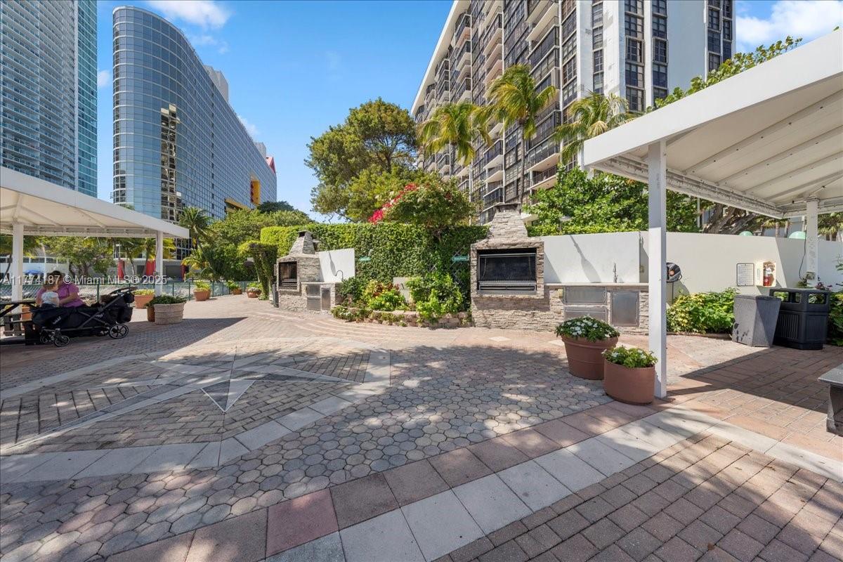 1925 Brickell Ave # D610