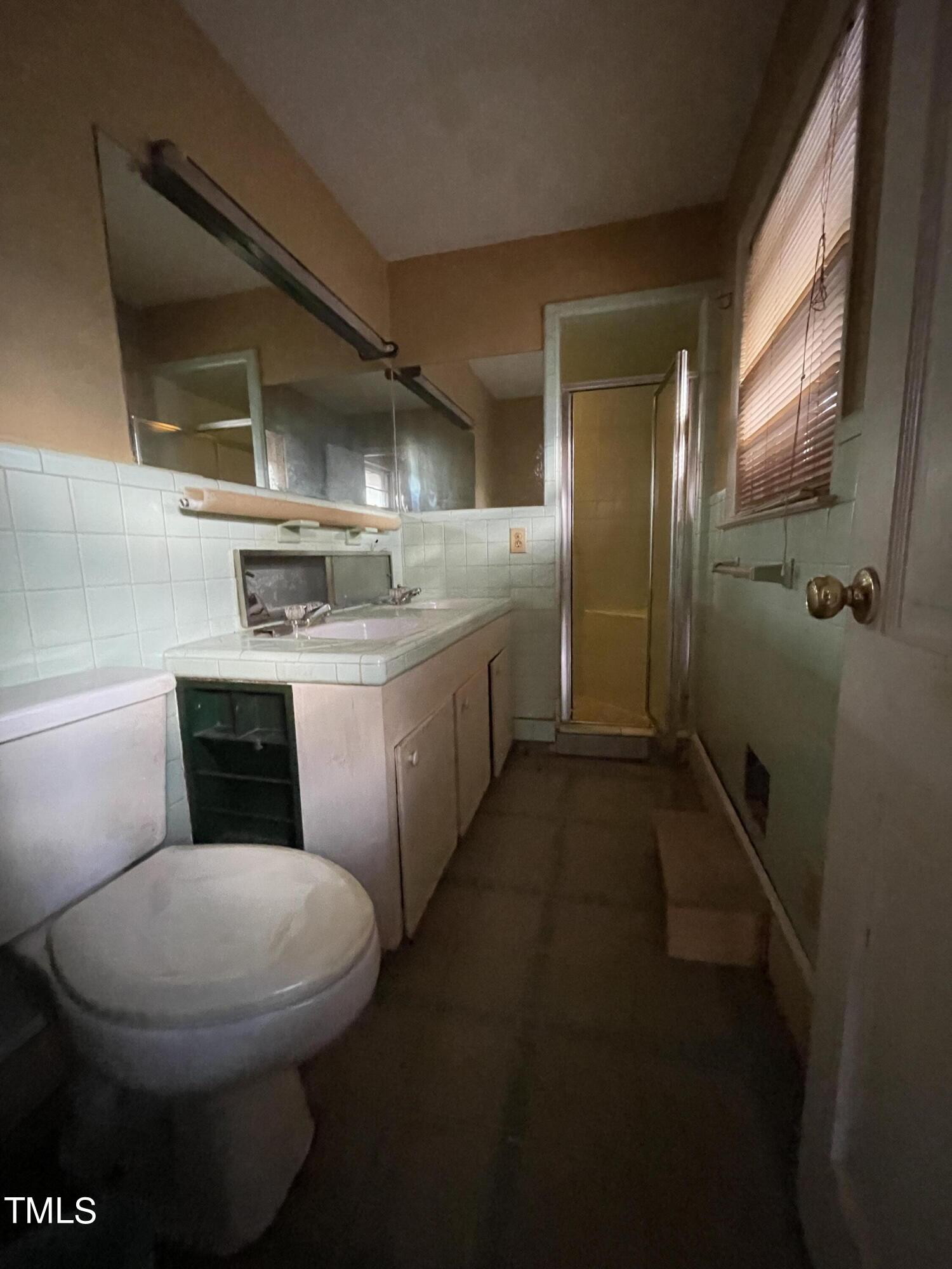 106 N Lakeside Drive