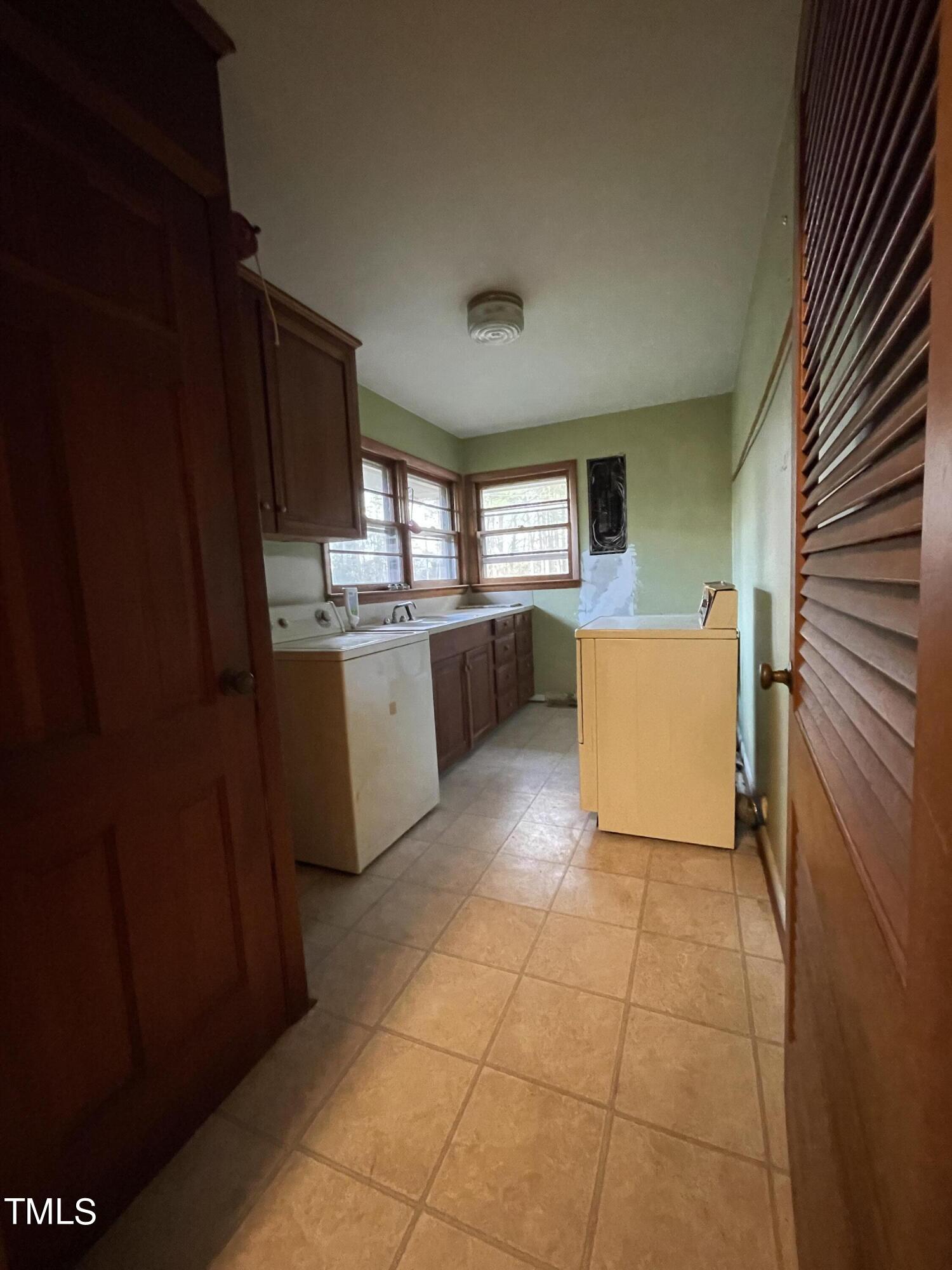 106 N Lakeside Drive