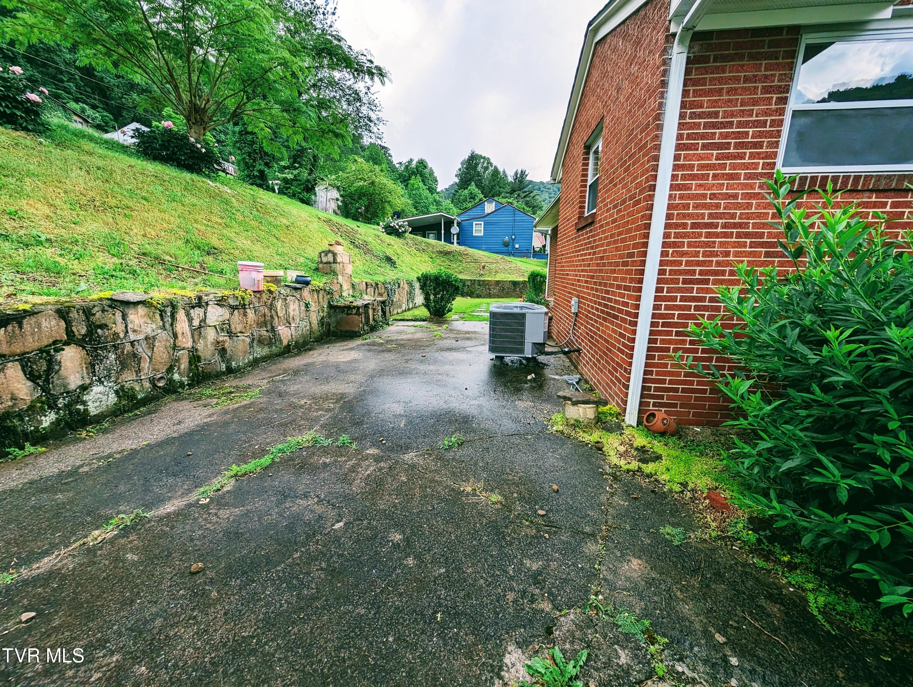 1084 Russell Hill Hill