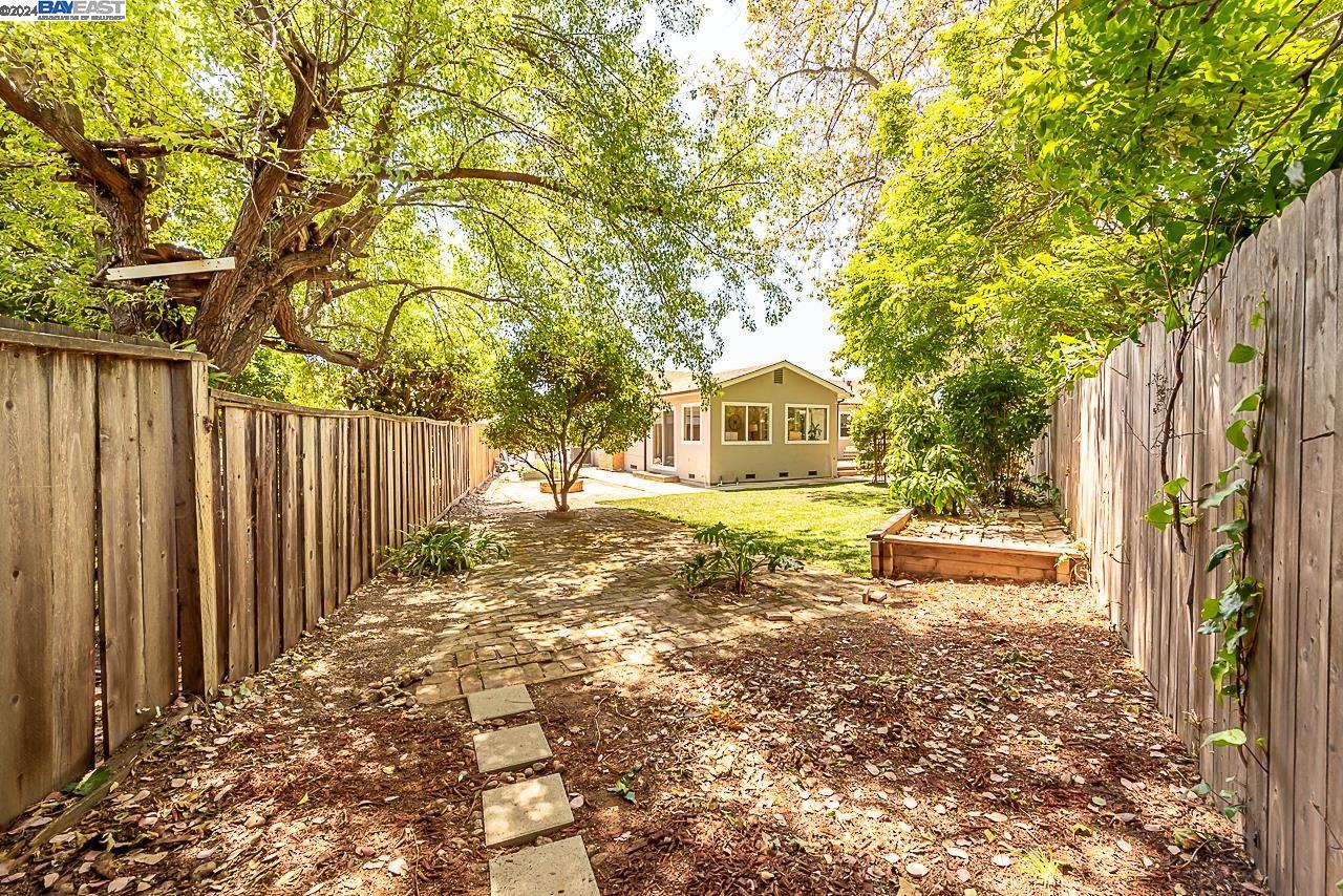 2406 Bing Pl