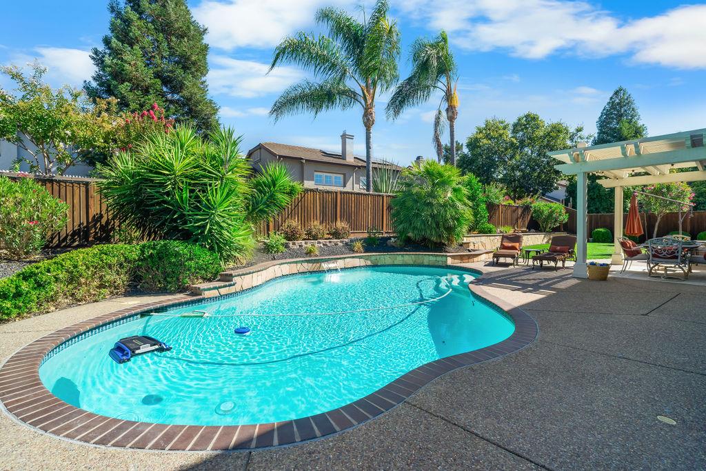 5569 Arlene WAY